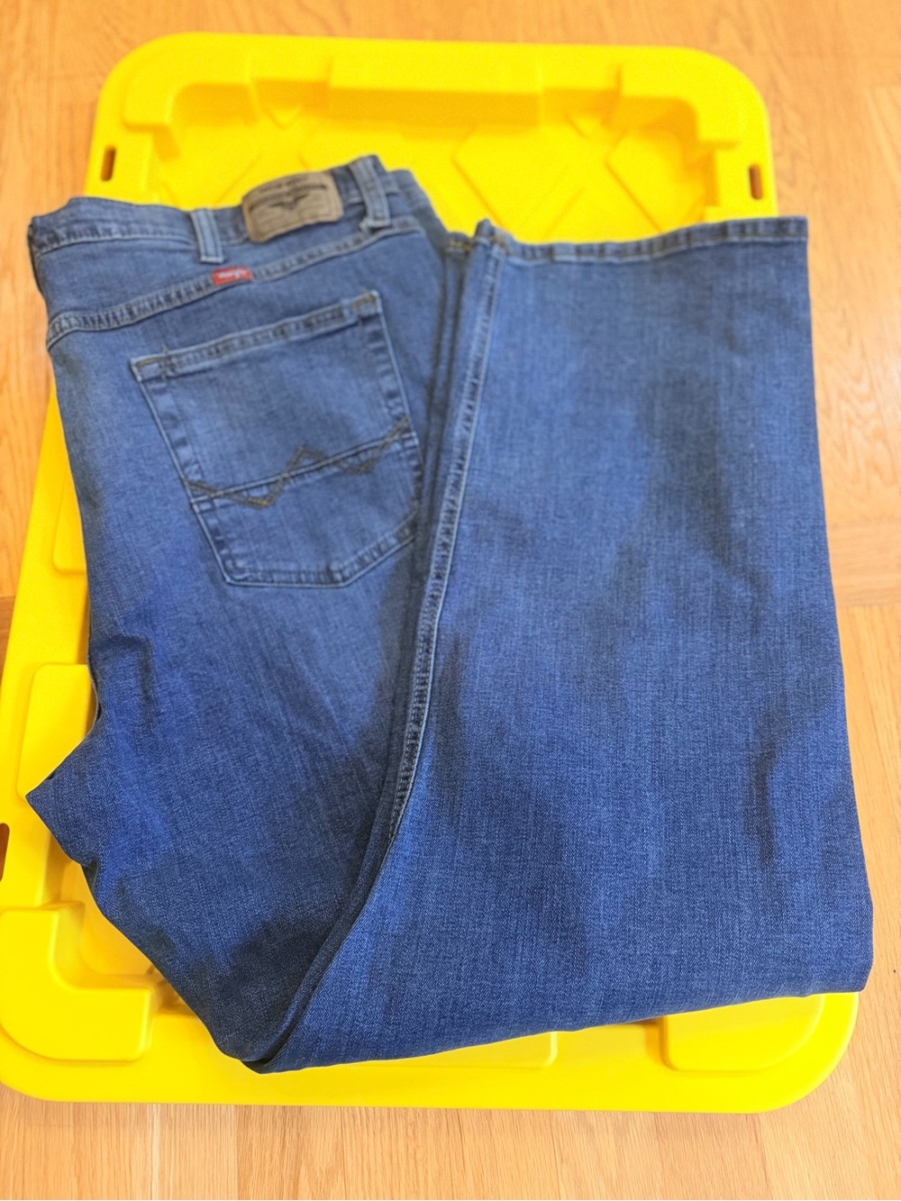 Men's Size 42x30 "Wrangler" Dark Blue Relaxed Jeans GUC